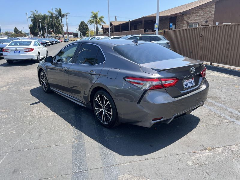 Used 2019 Toyota Camry SEImage 2