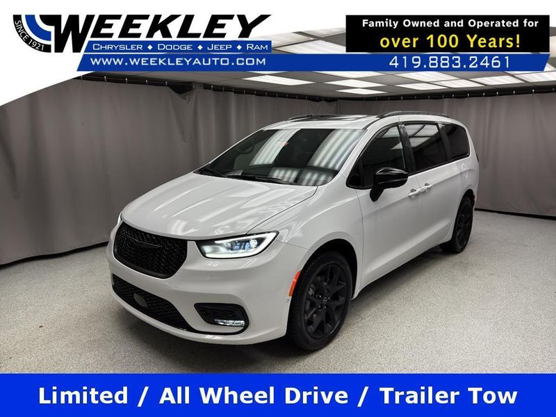 New 2026 Chrysler Pacifica Limited AwdImage 1