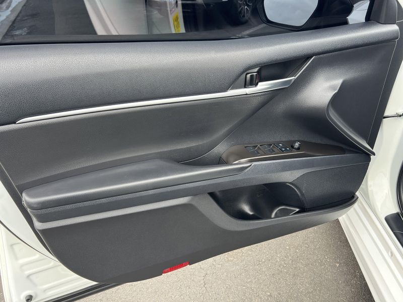 Used 2022 Toyota Camry Hybrid SEImage 4