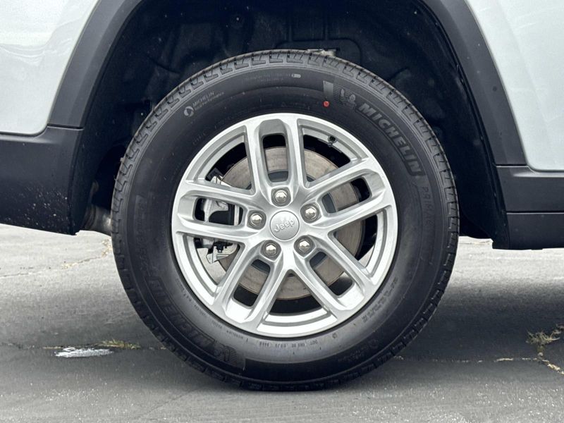 New 2026 Jeep Grand Cherokee L Laredo 4x2