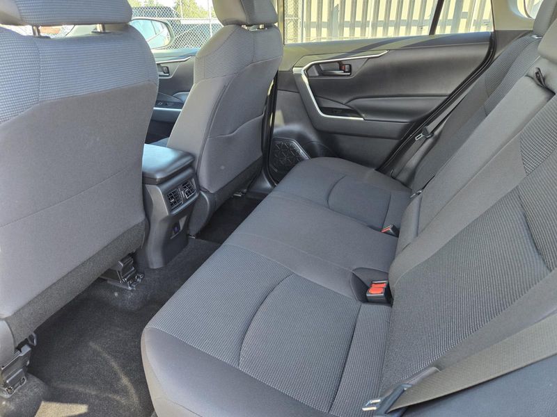2023 Toyota RAV4 LE photo 4