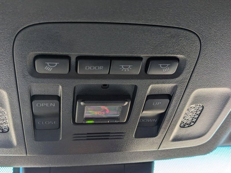 2022 Toyota Avalon Hybrid XLE in a Ice Edge exterior color and Blackinterior. Johnson Dodge 601-693-6343 pixelmotiondemo.com 