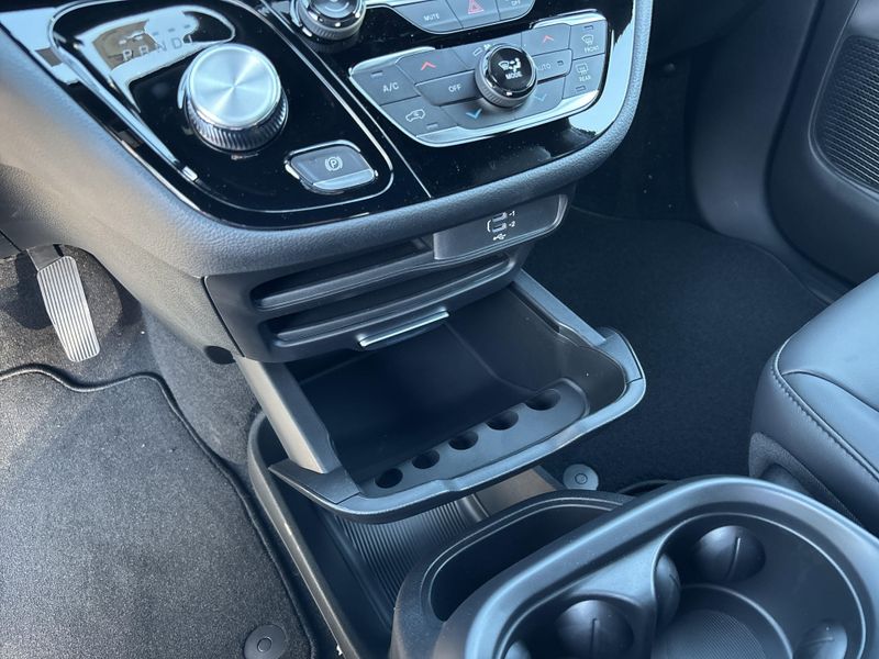 New 2026 Chrysler Pacifica SelectImage 33