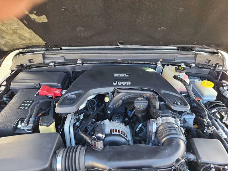 Used 2018 Jeep Wrangler Unlimited SaharaImage 22