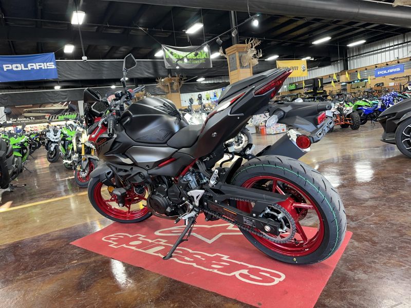 2025 Kawasaki Z500 SE ABS CANDY PERSIMMON RED AND METALLIC FLAT SPARK BLACK AND METALLIC MATTE GRAPHENESTEEL GRAYImage 4