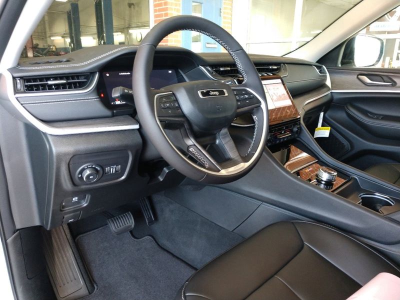 2023 Jeep Grand Cherokee L Limited 4x4Image 16