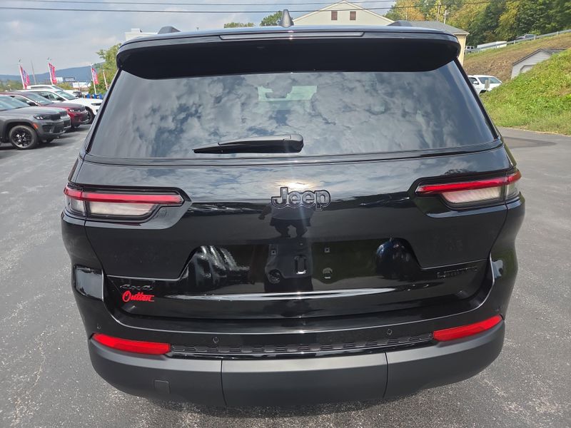 2025 Jeep Grand Cherokee Limited photo 3