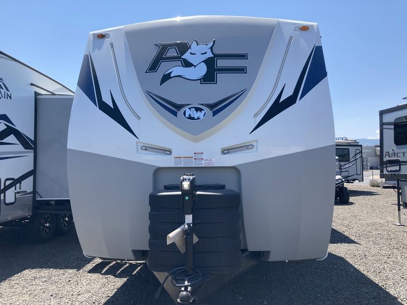 2024 ARCTIC FOX 32A  in a MOON STONE exterior color. Legacy Powersports 541-663-1111 legacypowersports.net 
