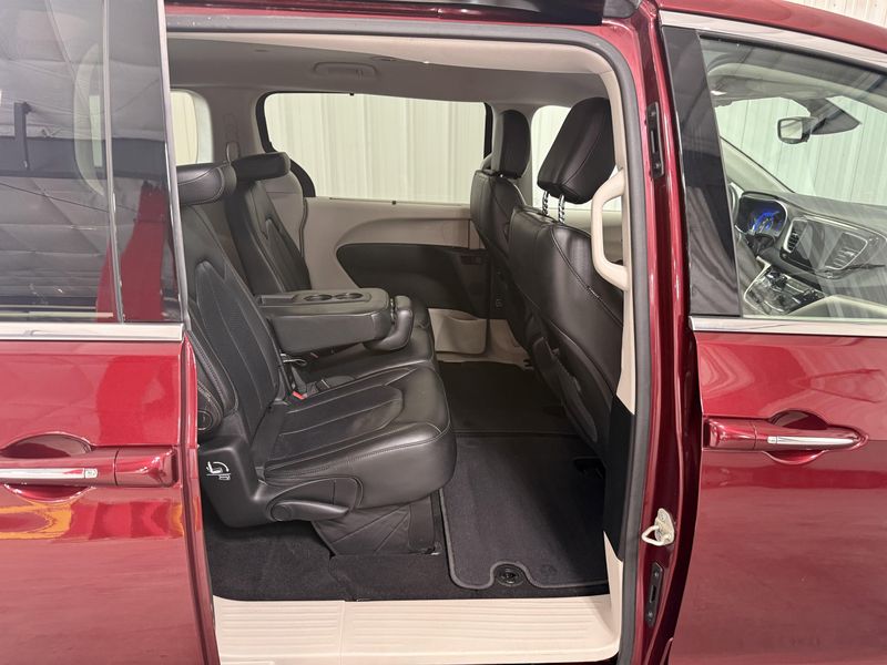 Used 2018 Chrysler Pacifica Touring LImage 8