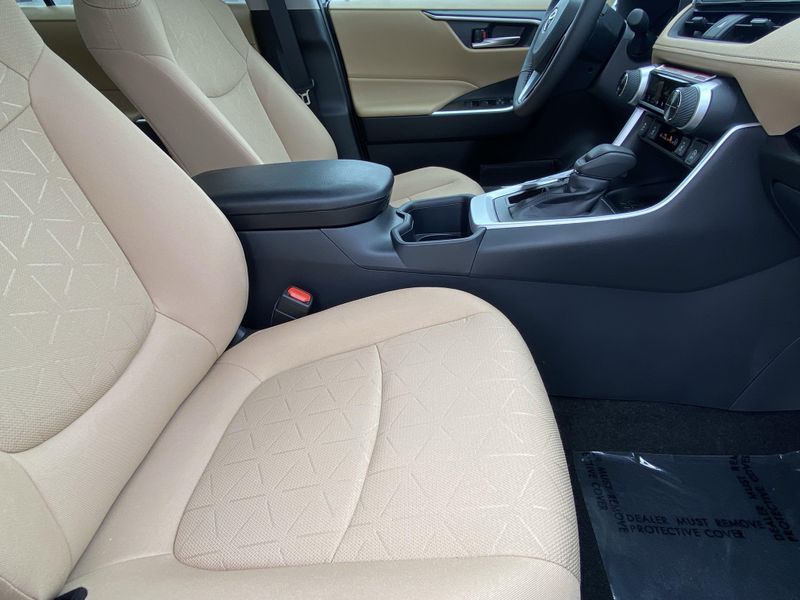 2025 Toyota RAV4 XLEImage 10
