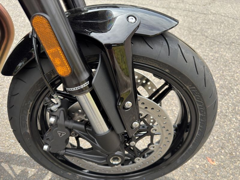 2025 Triumph Speed Twin 1200 - CRYSTAL WHITE - SAPPHIRE BLACK 