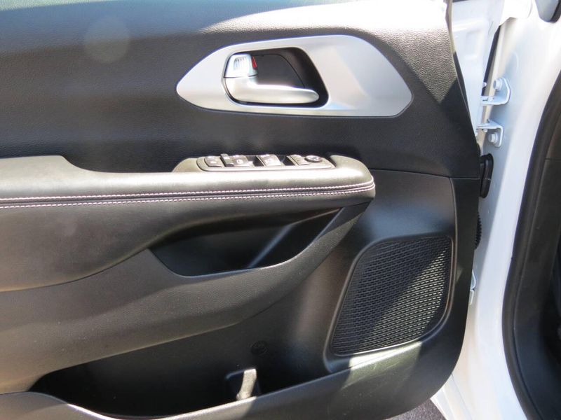 Used 2020 Chrysler Pacifica Touring 4dr Mini VanImage 11