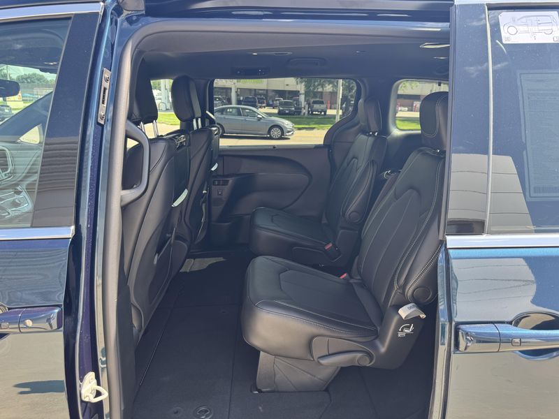 New 2025 Chrysler Pacifica SelectImage 10