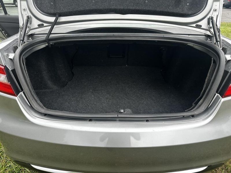 2013 Chrysler 200 Touring photo 10