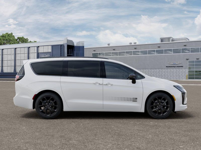 New 2027 Chrysler Pacifica SelectImage 12