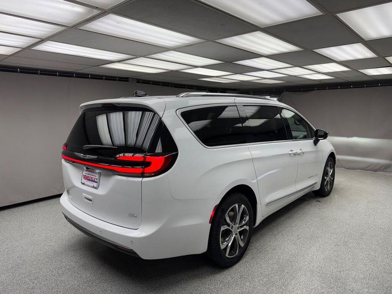 New 2026 Chrysler Pacifica Pinnacle AwdImage 3