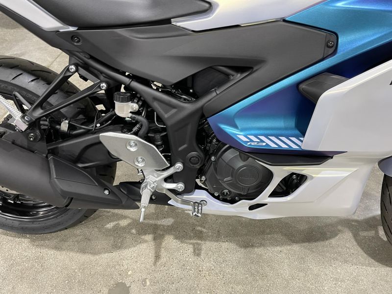 New 2025 Yamaha YZF-R3 ABS Image 8