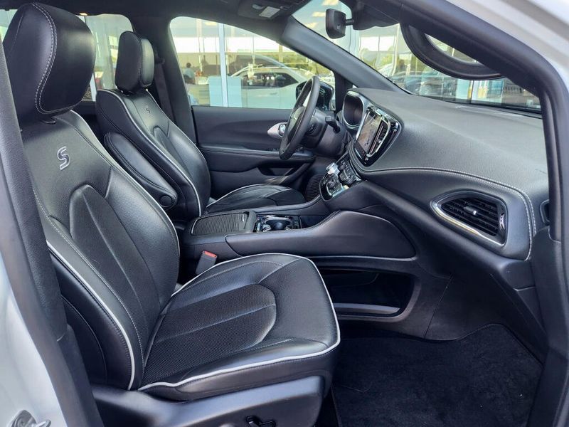Used 2025 Chrysler Pacifica Limited S