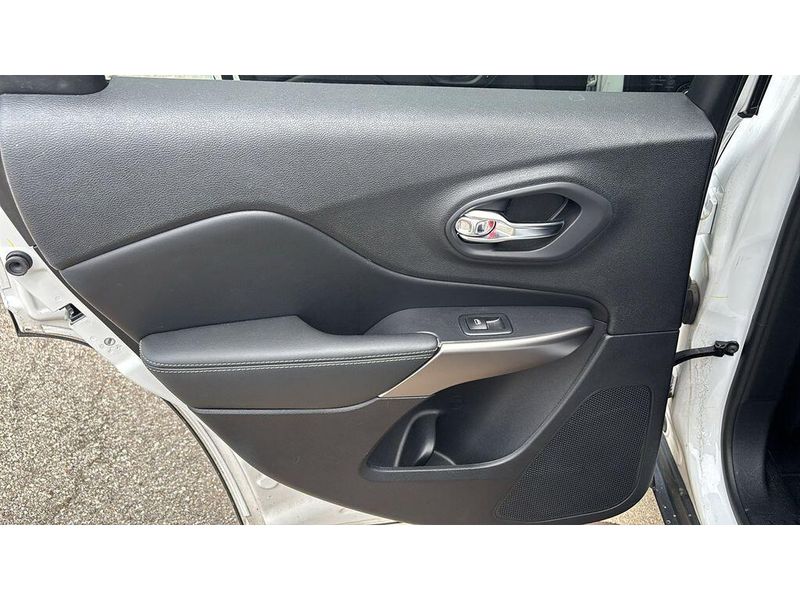 Used 2020 Jeep Cherokee LimitedImage 7