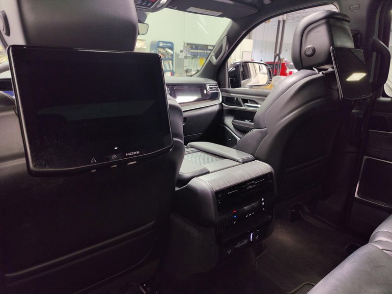 2024 Jeep Wagoneer Series II Premium 4x4 w/Convenience/RSEImage 6