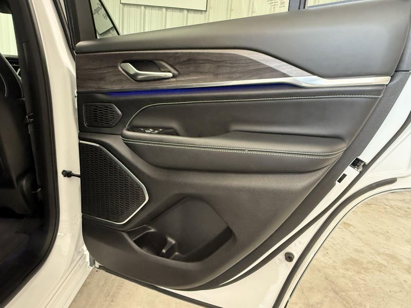 Used 2023 Jeep Grand Cherokee OverlandImage 11