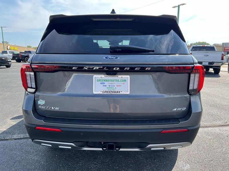 2025 Ford Explorer photo 5