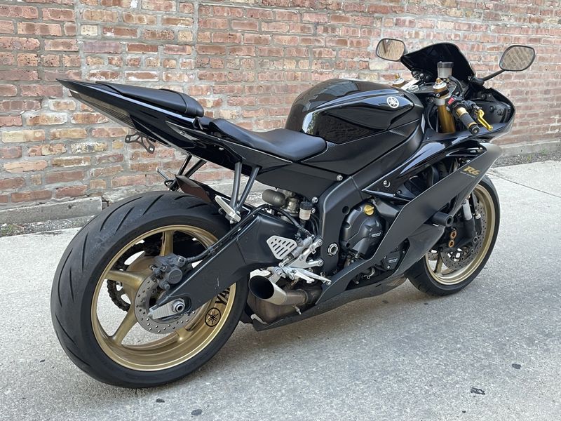 2009 Yamaha YZF R6 in a black gold exterior color. Motoworks Chicago 312-738-4269 motoworkschicago.com 