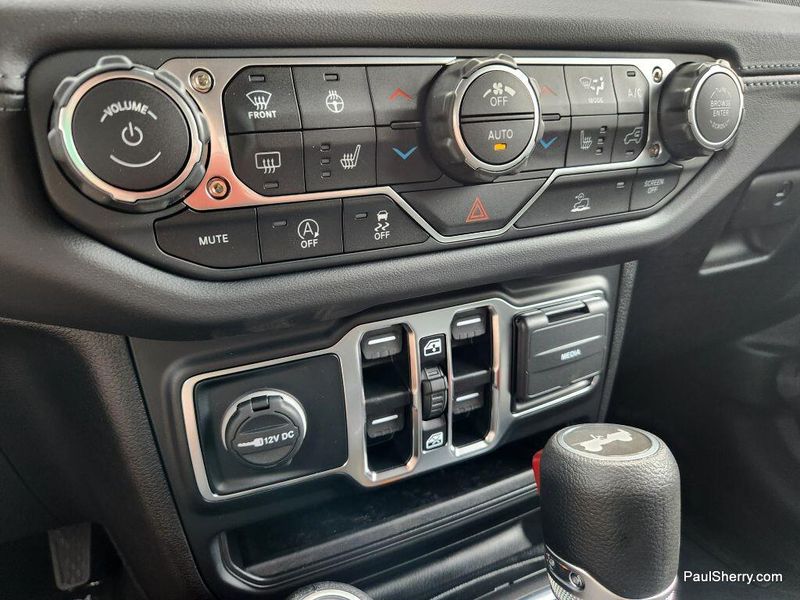 New 2025 Jeep Wrangler 4-door SaharaImage 40