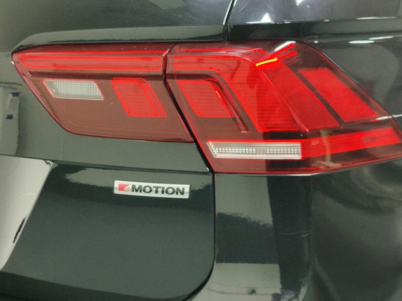 Used 2020 Volkswagen Tiguan SE AWD w/SunroofImage 4