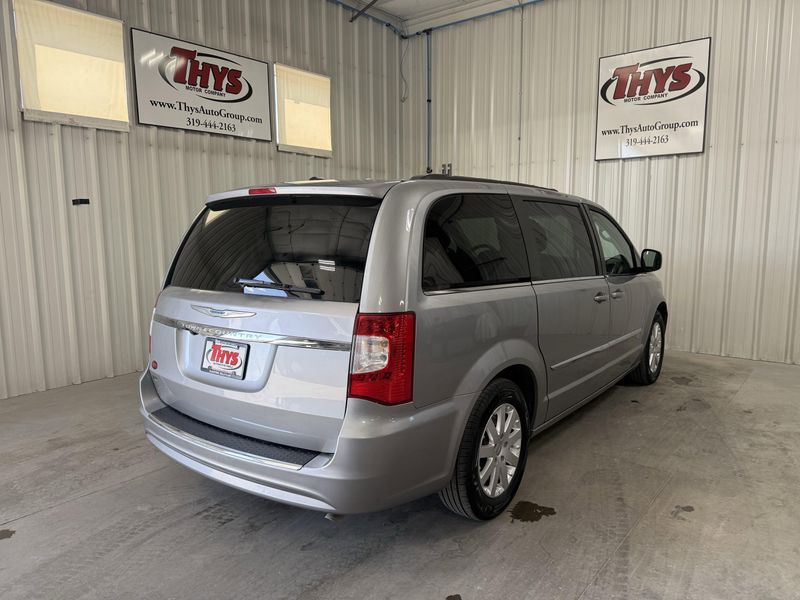 Used 2016 Chrysler Town & Country TouringImage 5