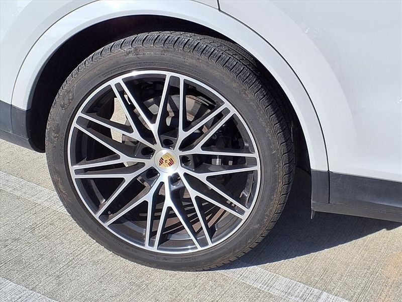 Used 2024 Porsche Cayenne Coupe BaseImage 6