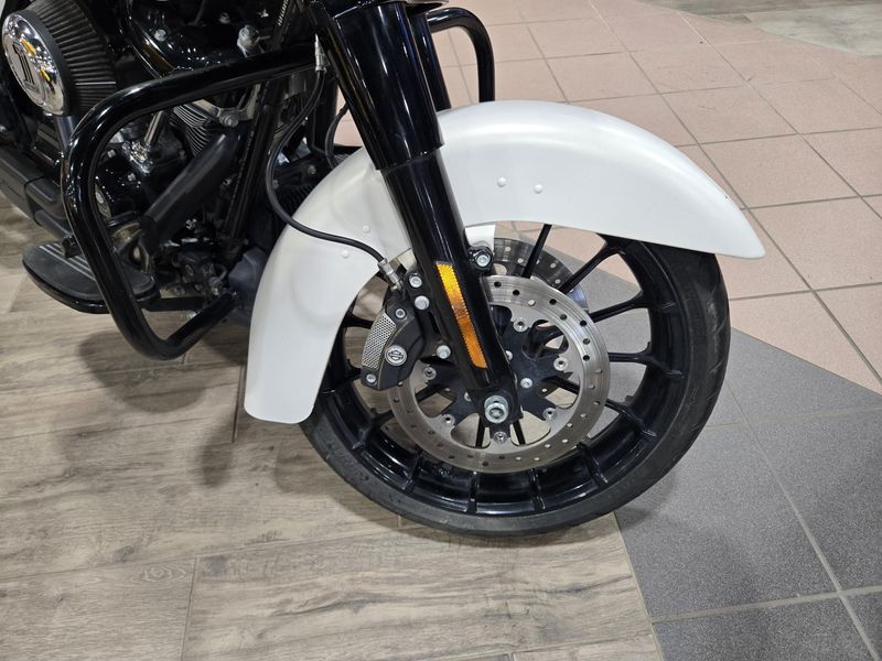 USED 2018 HARLEY STREET GLIDE SPECIAL Image 12