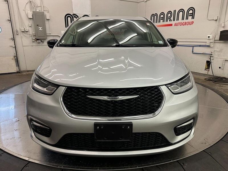 2024 Chrysler Pacifica Touring L photo 3