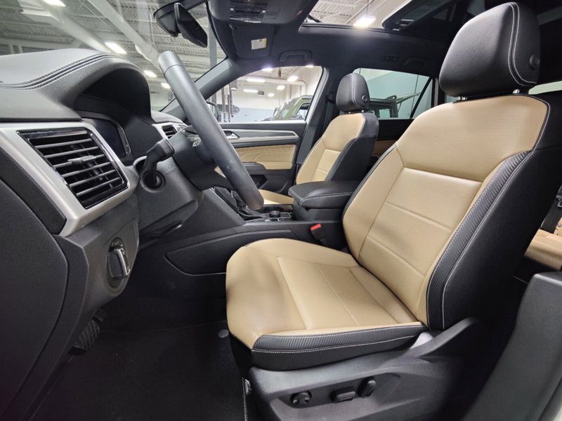 2023 Volkswagen Atlas Cross Sport SE AWD w/Sunroof Tech & Black Wheel PkgImage 6