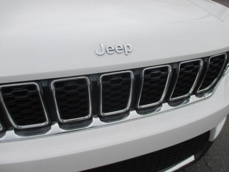 Used 2023 Jeep Grand Cherokee LaredoImage 4
