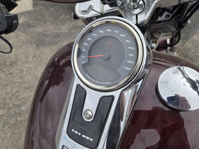USED 2022 HARLEY SOFT TAIL FAT BOY 114 MIDNIGHT CRIMSON AND VIVID BLACK Image 14