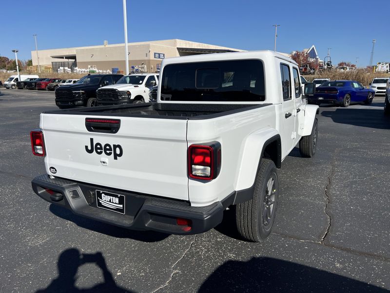 New 2026 Jeep Gladiator Sport S 4x4Image 8