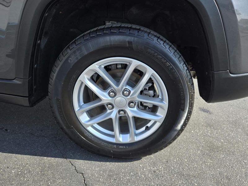 Used 2025 Jeep Grand Cherokee Laredo X 4x2