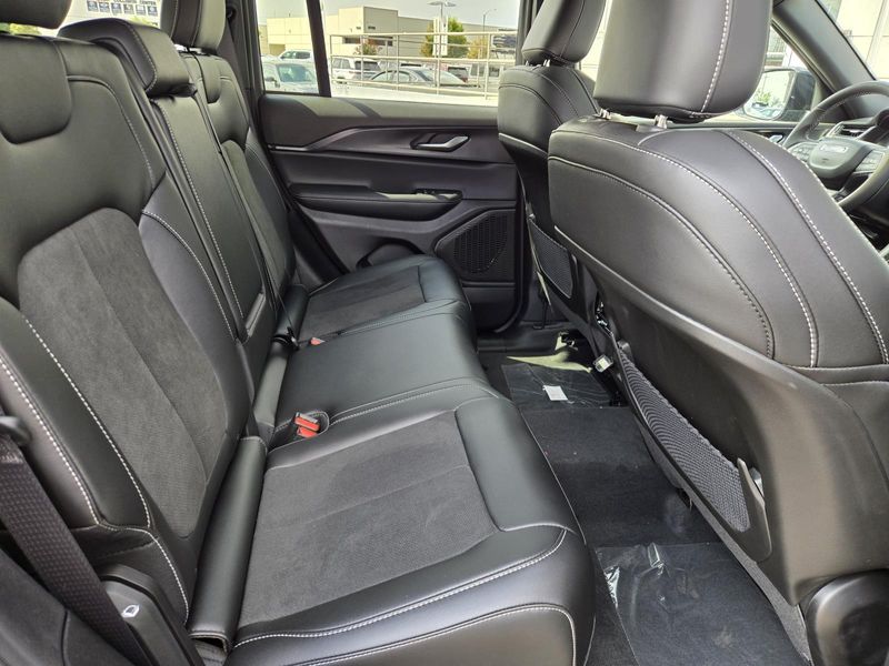 2025 Jeep Grand Cherokee Altitude photo 26