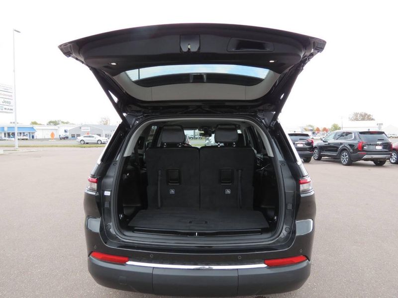 New 2023 Jeep Grand Cherokee L Limited 4x4 4dr SUVImage 29
