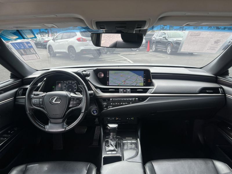2019 Lexus ES 300hImage 19