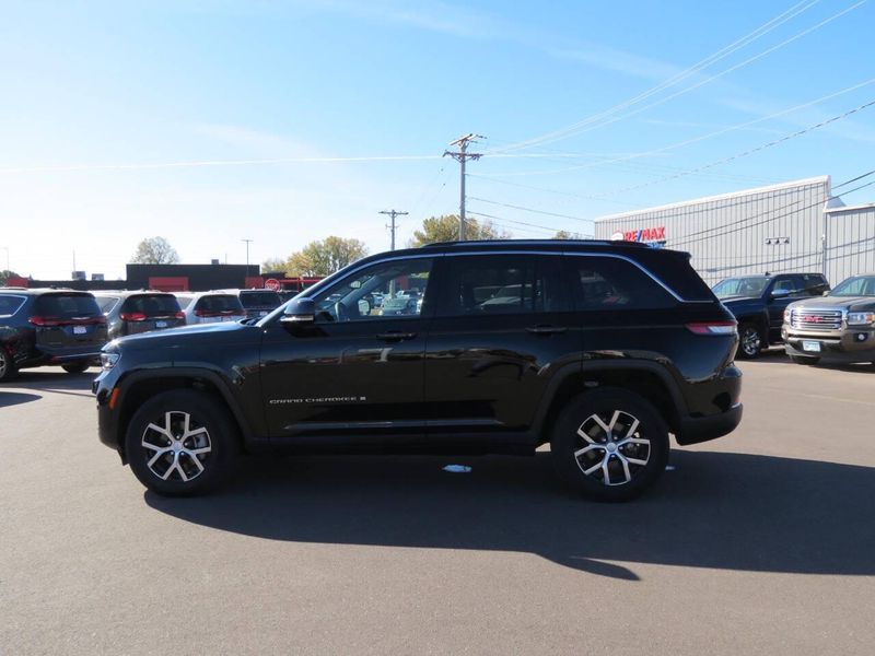 Used 2023 Jeep Grand Cherokee Limited 4x4 4dr SUVImage 8