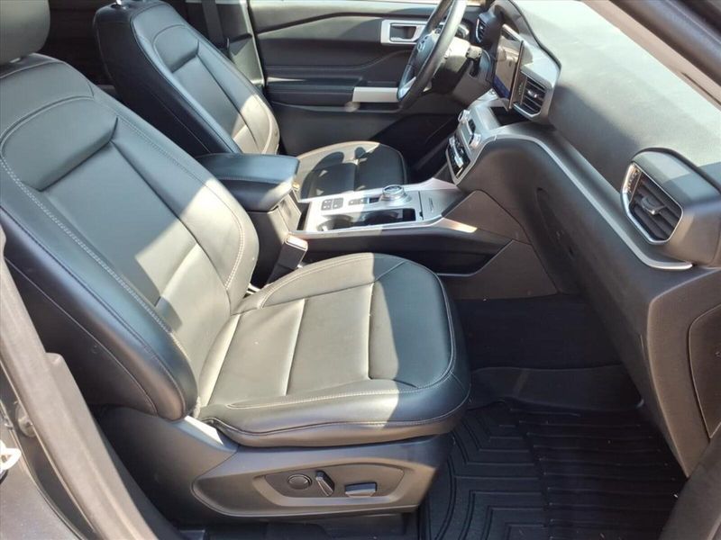 2022 Ford Explorer XLT photo 3
