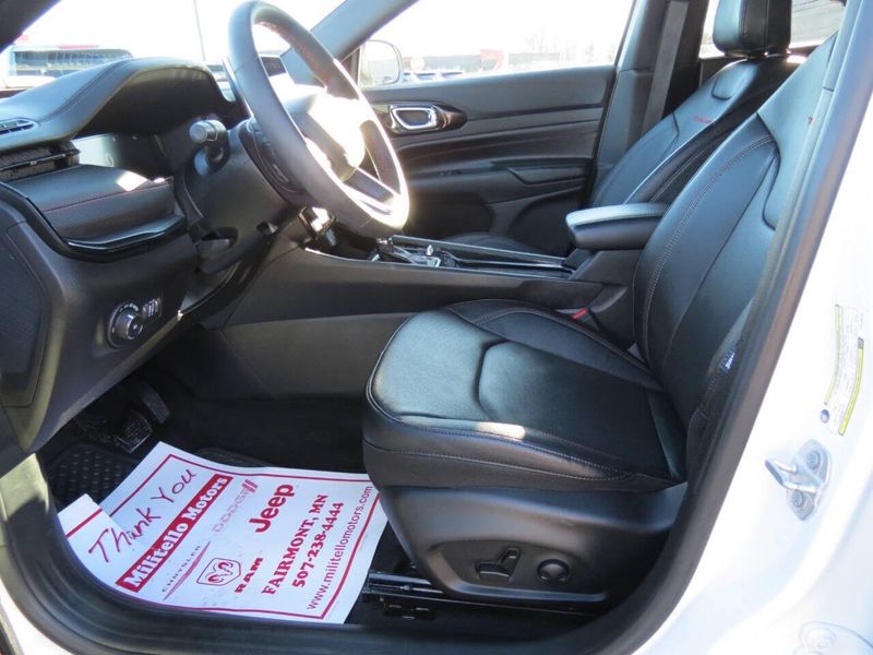 Used 2025 Jeep Compass Trailhawk 4x4 4dr SUVImage 16