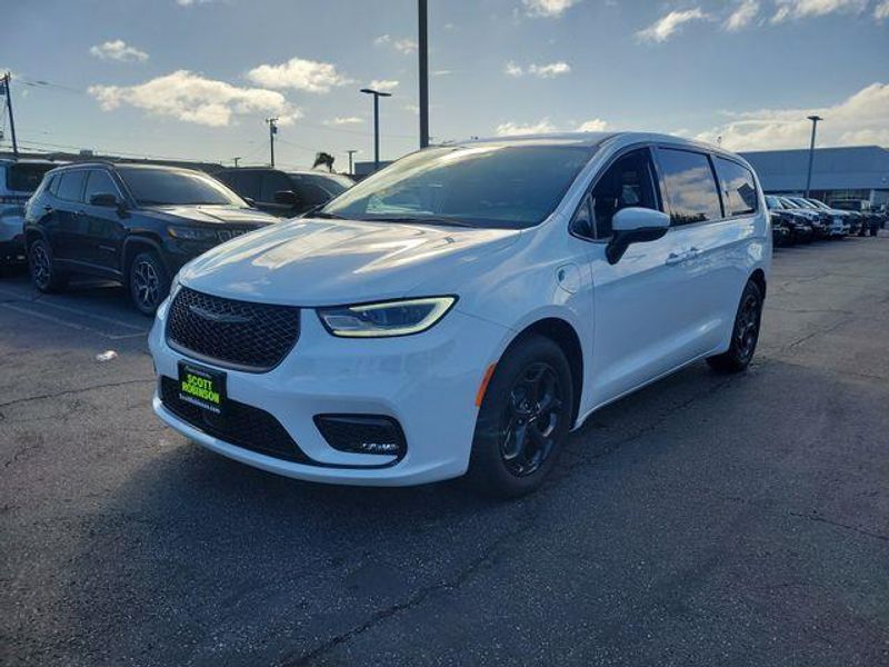 New 2023 Chrysler Pacifica Plug-in Hybrid Touring L