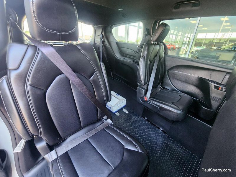 Used 2026 Chrysler Pacifica Select