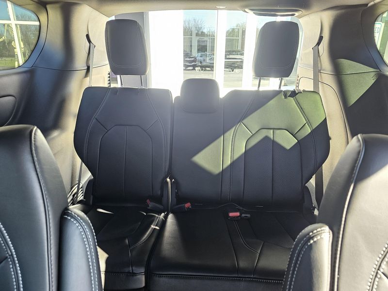 New 2026 Chrysler Pacifica Select AwdImage 9