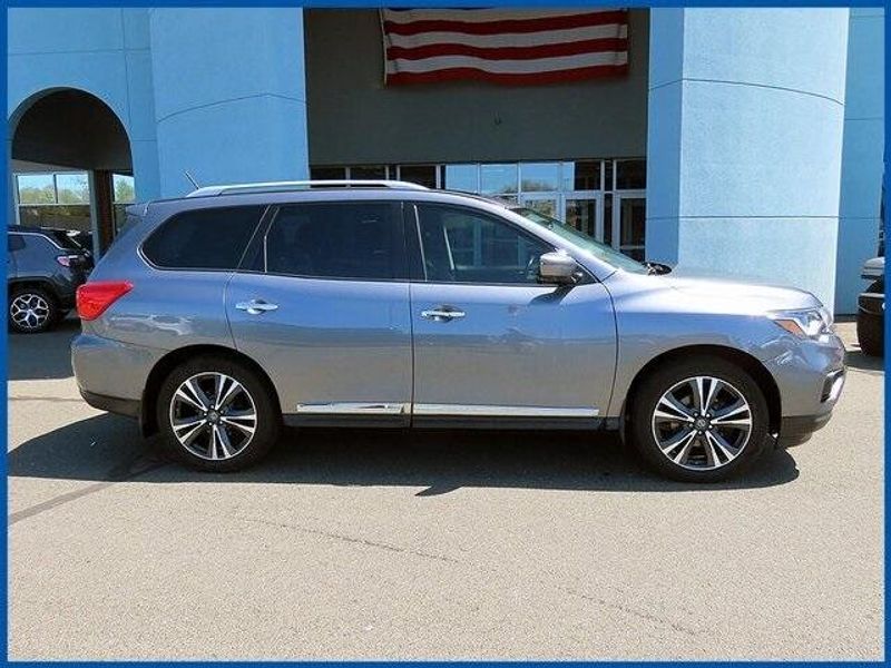 2017 Nissan Pathfinder PlatinumImage 2