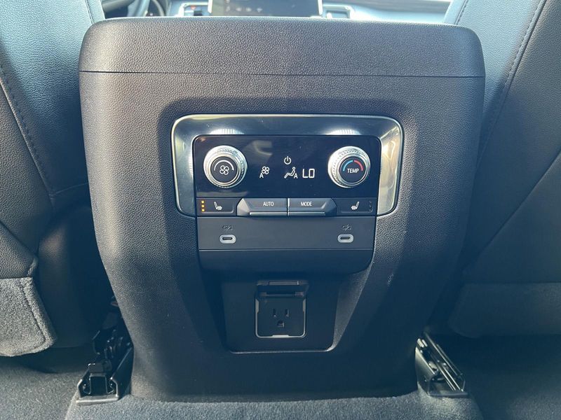 2023 Gmc Yukon SLT photo 42