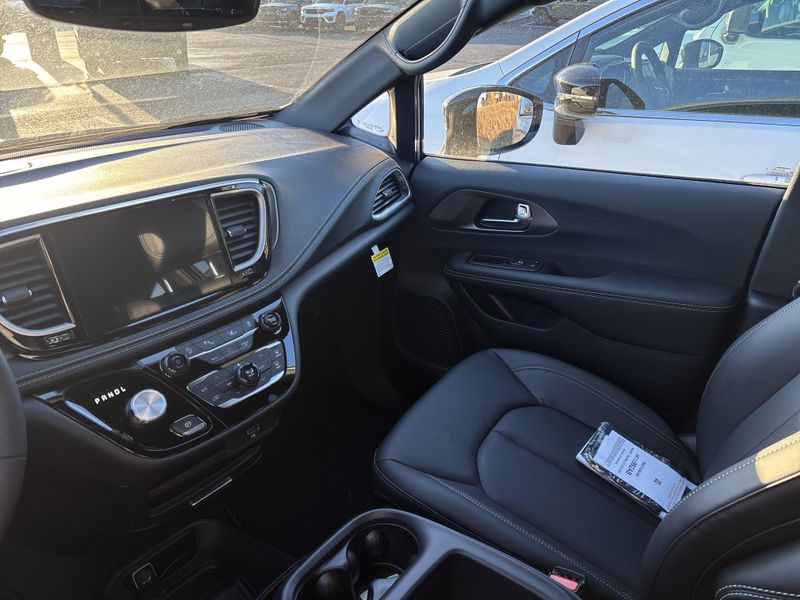 New 2026 Chrysler Pacifica SelectImage 25